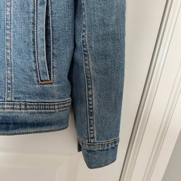 Old Navy Light Wash Denim Jean Jacket Size Small Womens with Buttons - Picture 3 of 9
